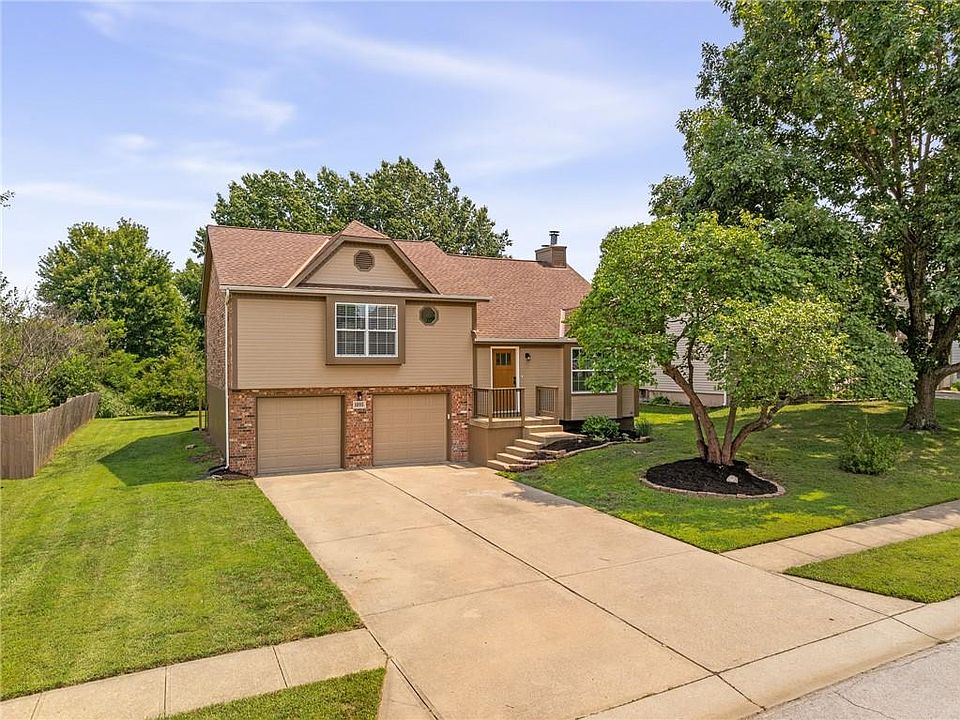 1st image of 1005 SE Bridgehampton Way