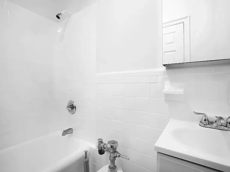 208 W 23rd St #211 — Photo 5