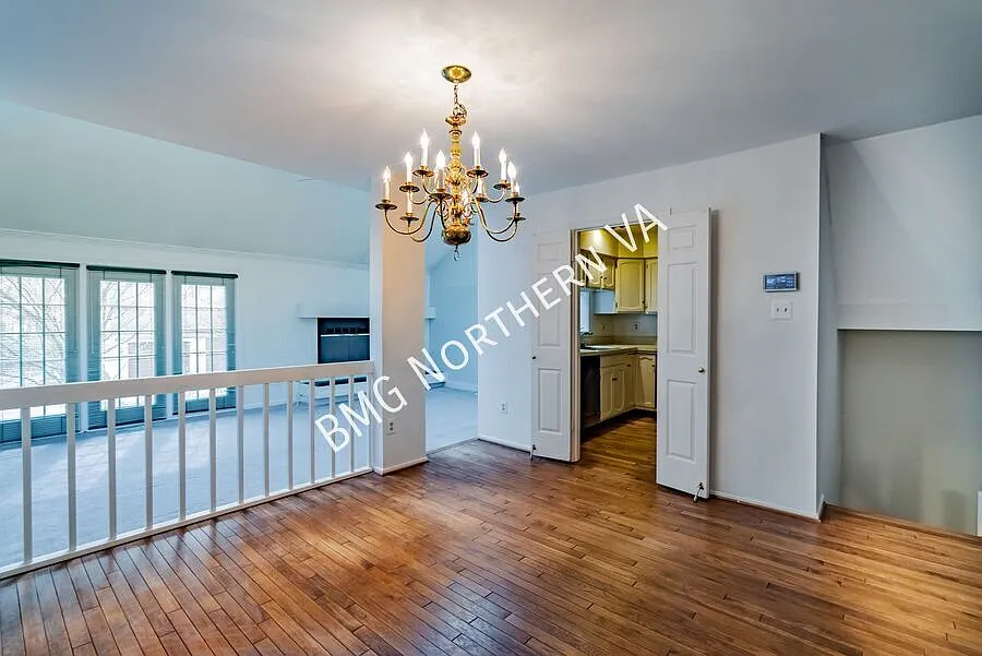 Beautiful 3 Bedroom 3 Bathroom End Unit Townhome In Serene Fair Woods — Photo 4