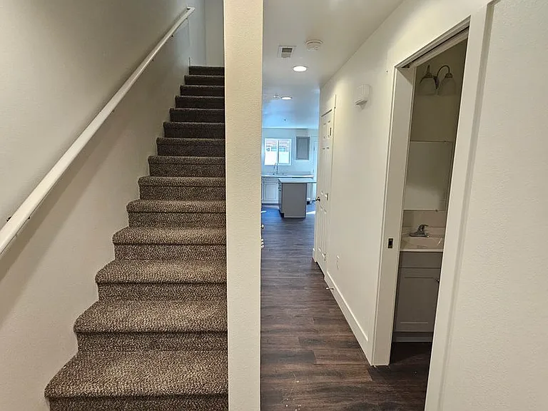211 E 6th Ave — Photo 5