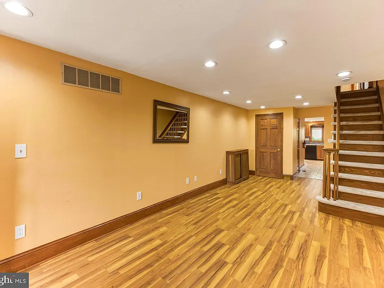 466 Logan Ave — Photo 5