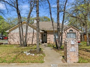 705 Oak Park Dr, Azle, TX 76020