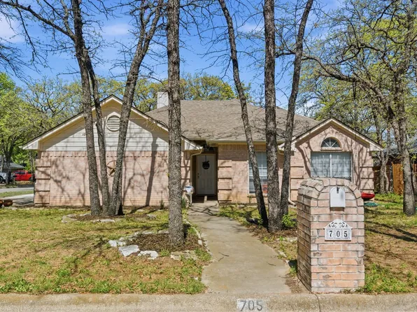 705 Oak Park Dr, Azle, TX 76020
