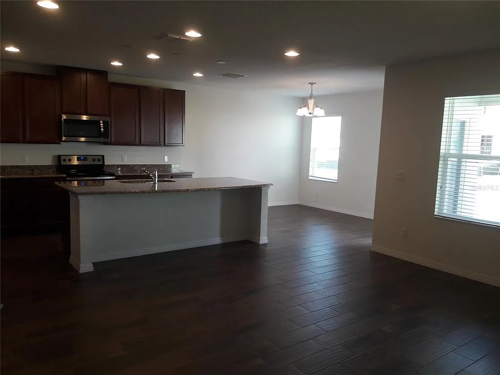 3 bed, 2.5 bath, 2307 sqft, $2,350 — Photo 4