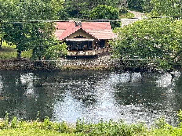600 Riverbend Dr, Hayesville, NC 28904