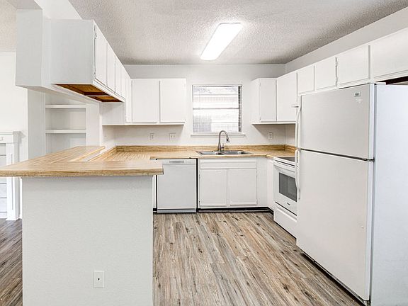 4th image of 2900 Jadewood Ct #B