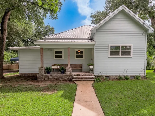 105 N Texas St, Madisonville, TX 77864