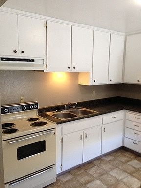 4th image of 571 N 5th Ave