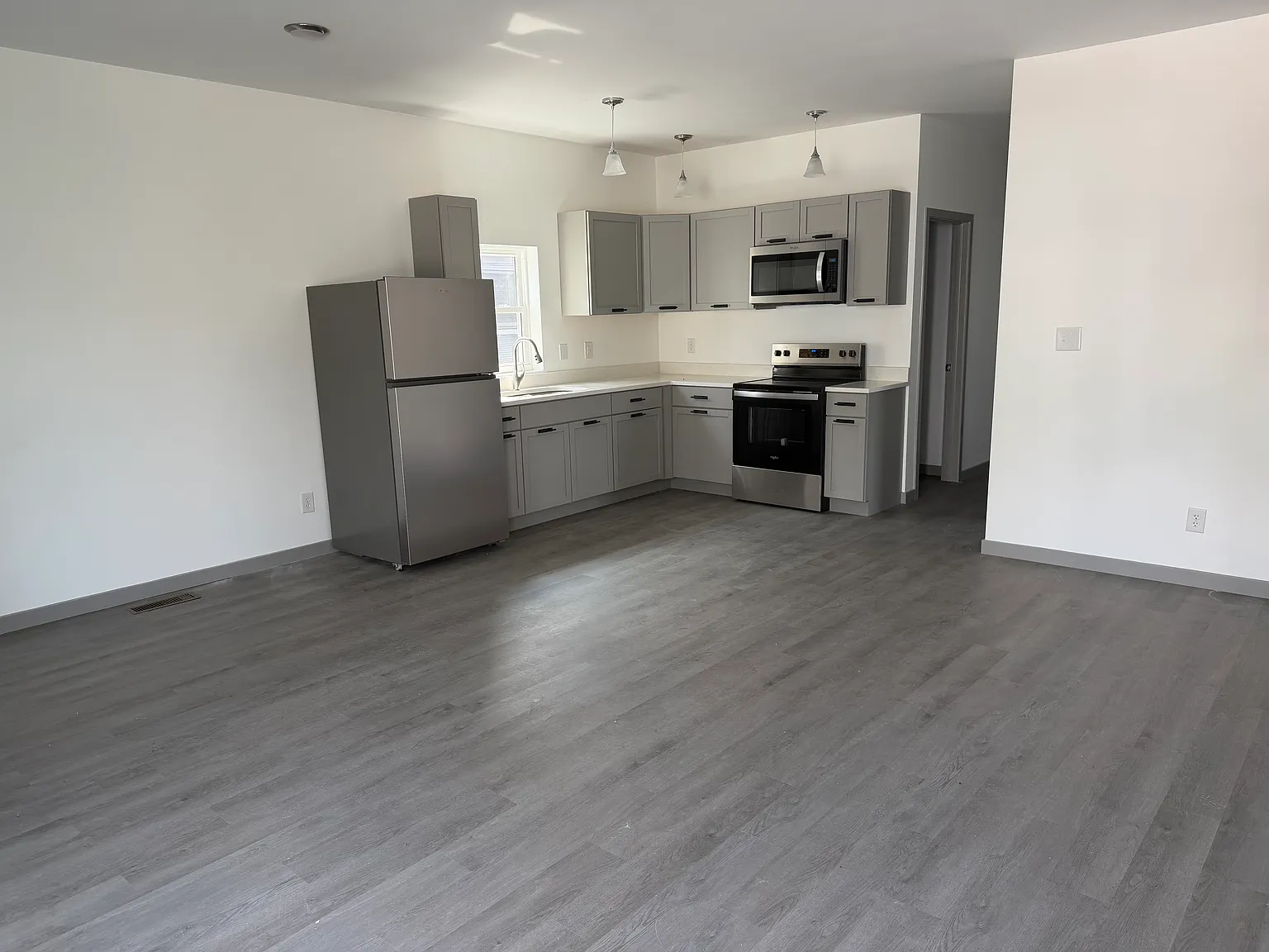 3 bed, 1200 sqft, $1,900 — Photo 2