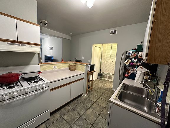 2nd image of 2032 N Winchester Ave APT 1R
