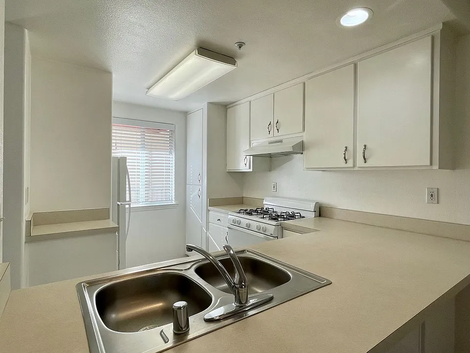 3053 S Higuera St #9