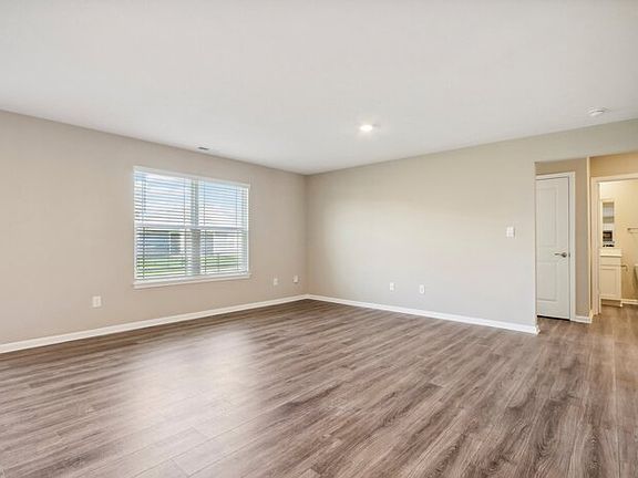 4th image of 629 Sandalwood Dr