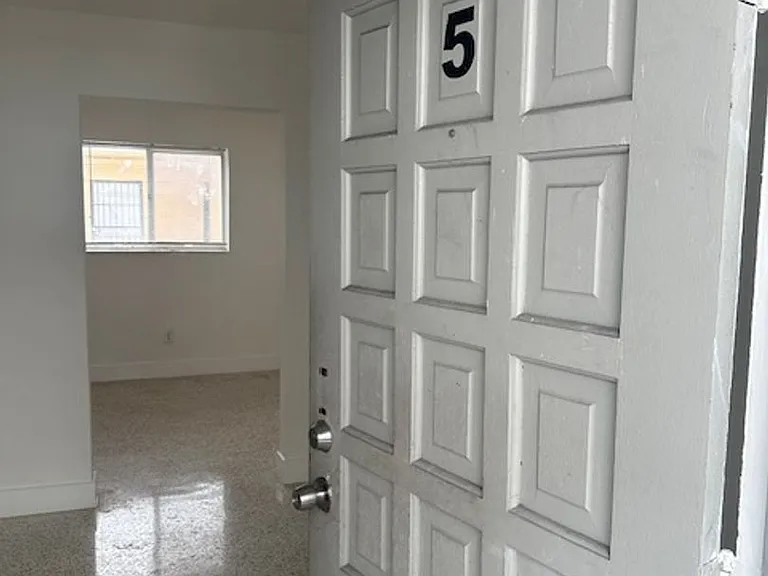 1252 NW 5th St — Photo 2