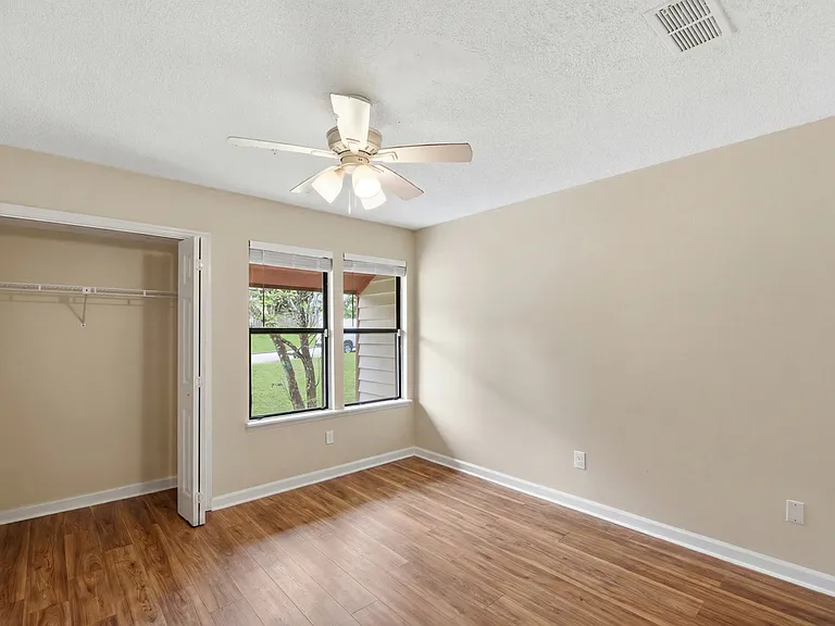 982 Chapman Cir — Photo 18