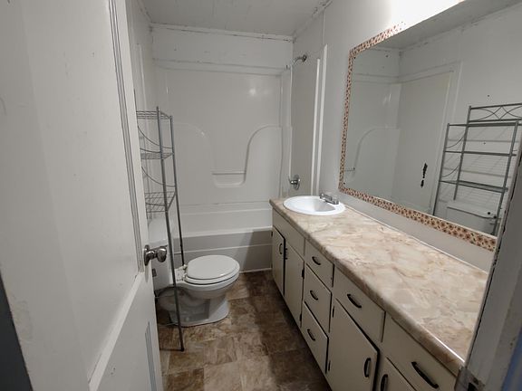 Bathroom, Shower/Tub combo