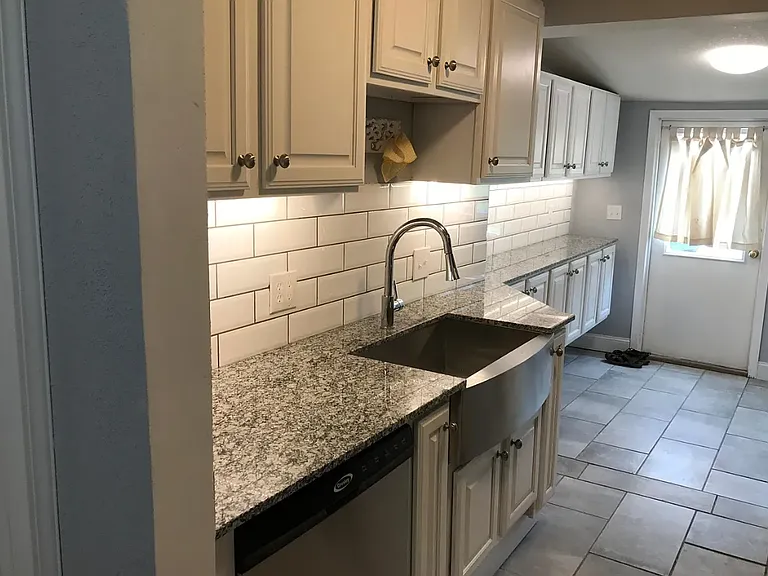 121 W Linn St — Photo 5