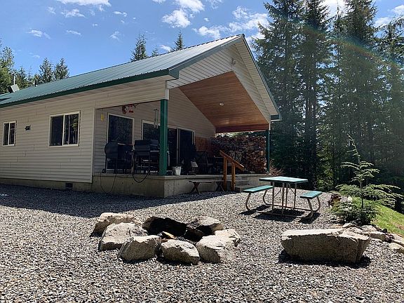 Secluded fire pit & patio.
