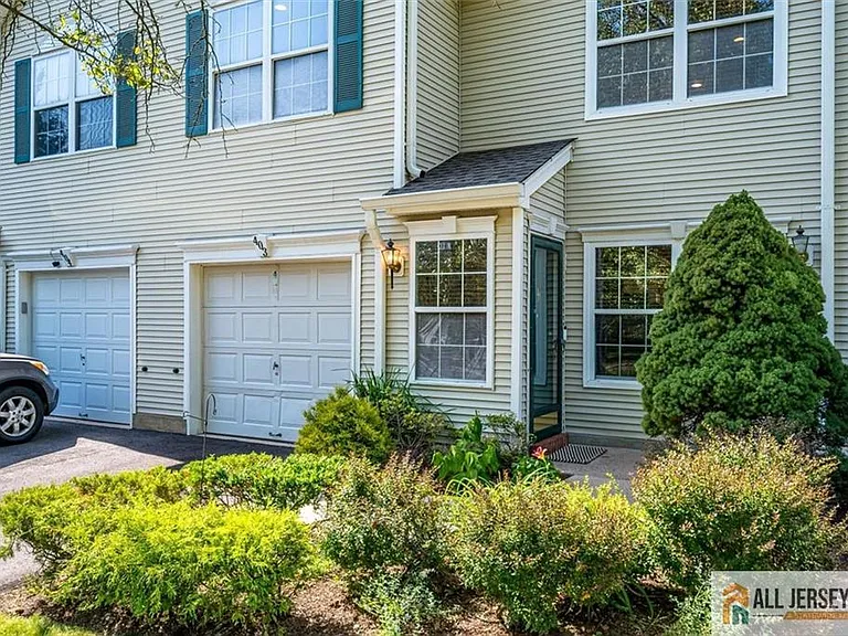403 Somerset Ct — Photo 1