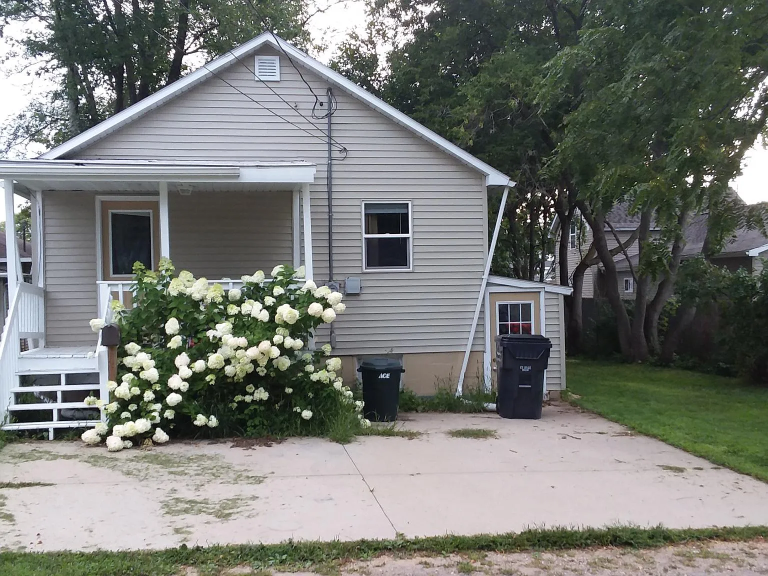 2 bed, 700 sqft, $985 — Photo 1
