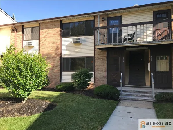 819 Cricket Ln, Woodbridge, NJ 07095