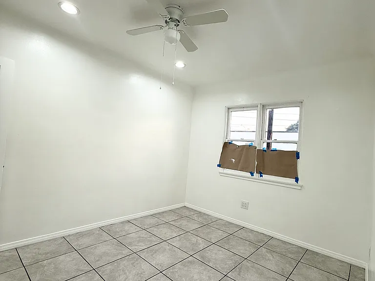 2444 Iowa Ave — Photo 13