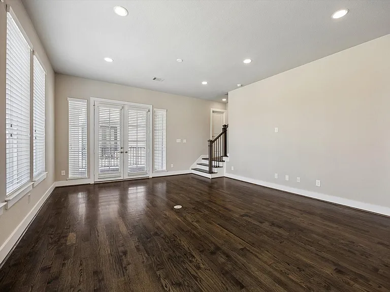 2710 Freund St — Photo 7