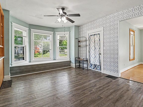 3rd image of 113 Franklin St