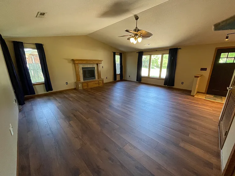 109 S Derby Ave — Photo 2