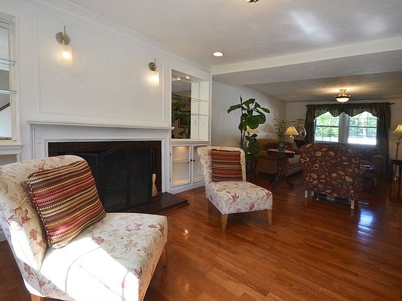 5th image of 126 Lake St