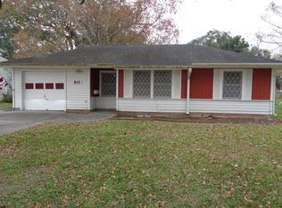 911 Magnolia St, Lake Jackson, TX 77566