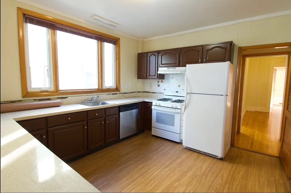 4 bed, $3,600 — Photo 2