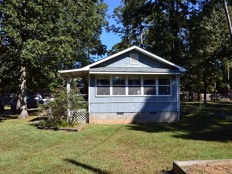 417 Houston Dr — Photo 3