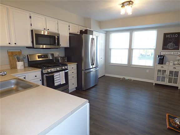 4th image of 219 Manor View Dr