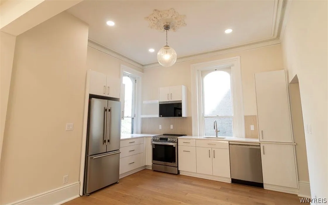 3 bed, 2.0 bath, 6270 sqft, $3,100 — Photo 4
