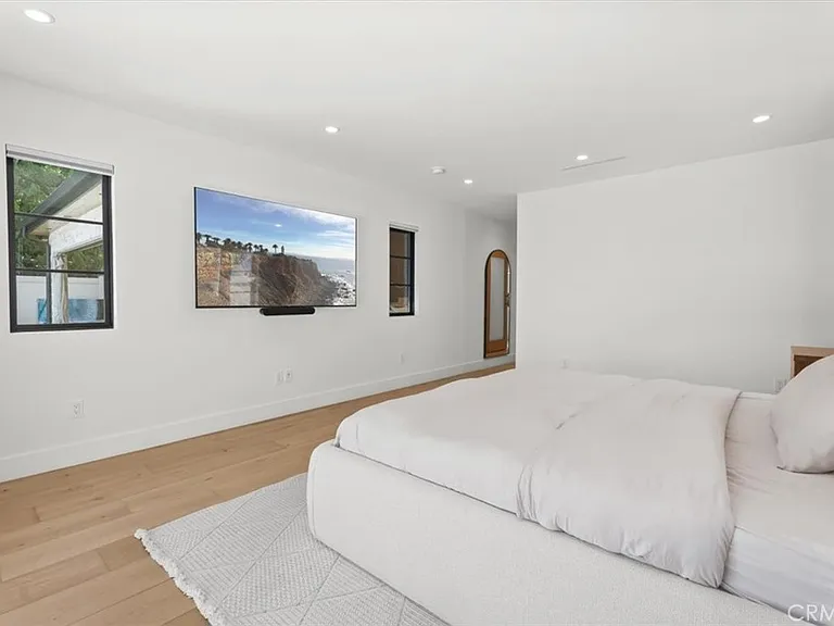 5748 Vesper Ave — Photo 14