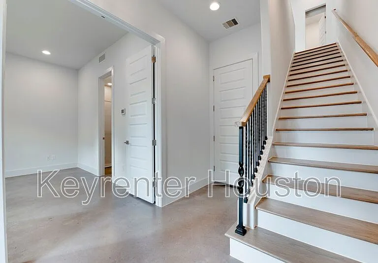 2928 Lamar St — Photo 3