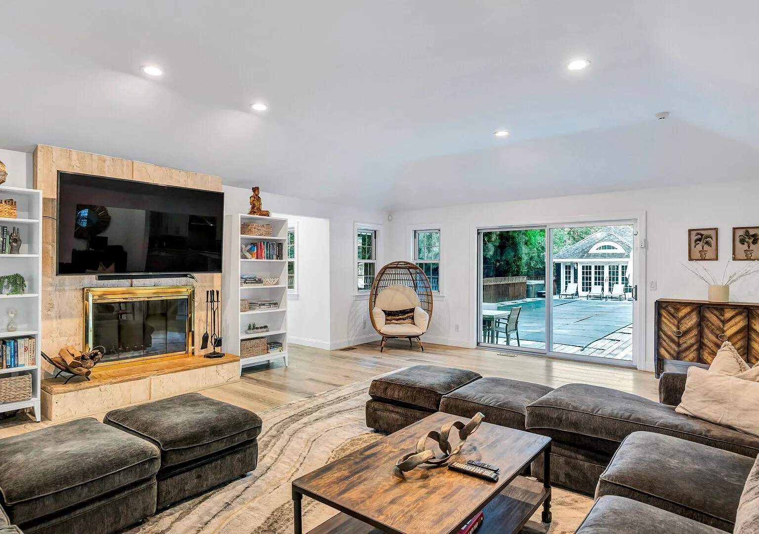 Expansive Sag Harbor Estate with Pool, Tennis, Hot Tub — Photo 4