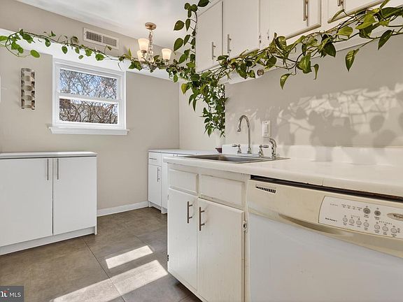 5th image of 432 N Armistead St APT 203