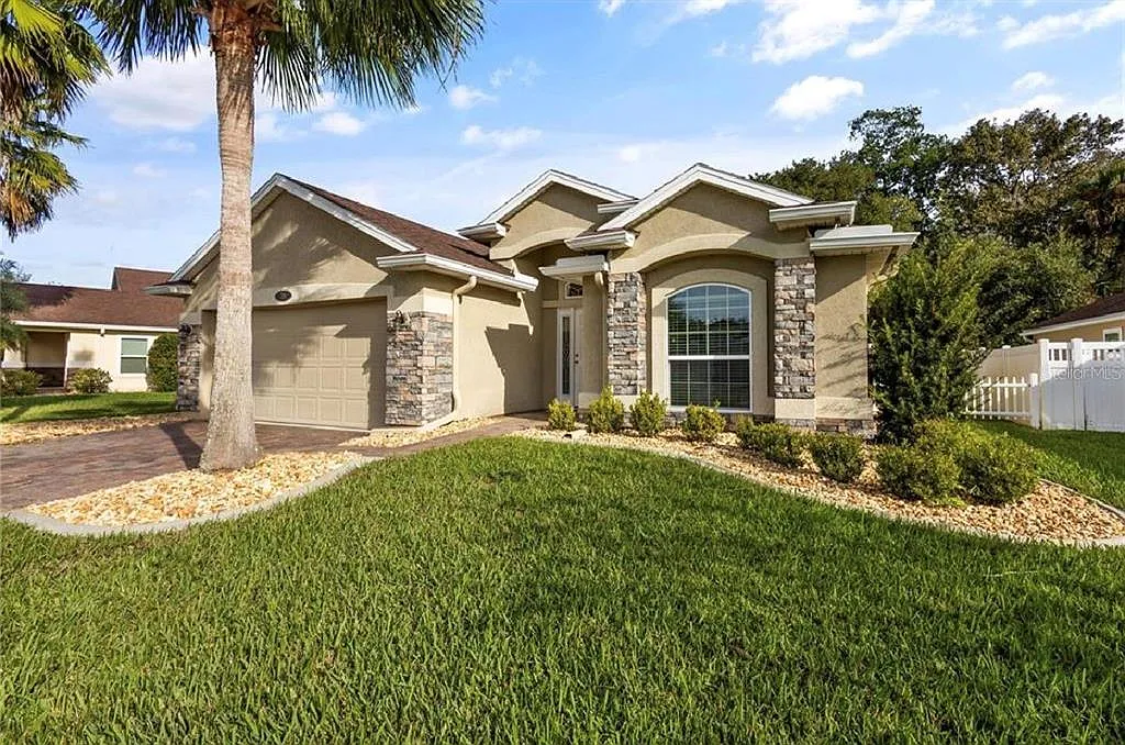 4 bed, 2.0 bath, 1801 sqft, $2,400 — Photo 2