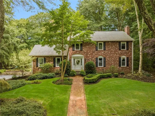 70 Falcon Cir, East Greenwich, RI 02818