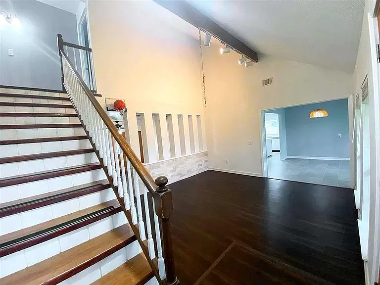 1316 Dunbarton Dr — Photo 4