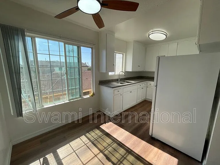 836 W 79th St #4 — Photo 15