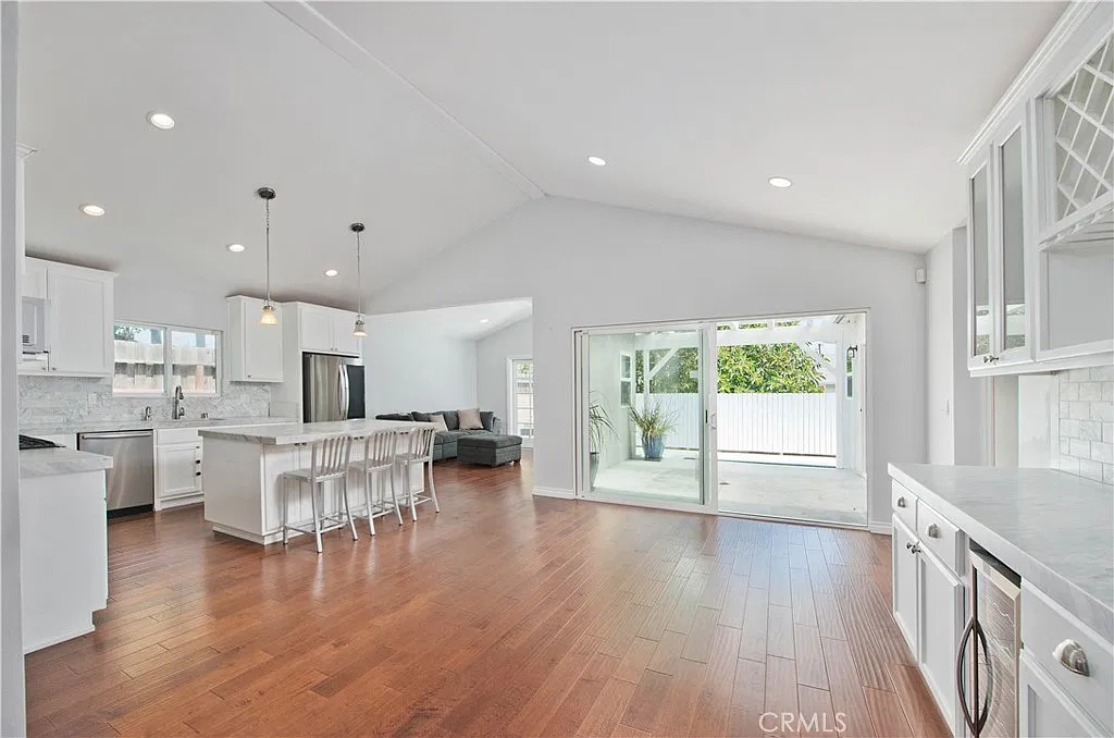 4 bed, 2264 sqft, $6,500 — Photo 2
