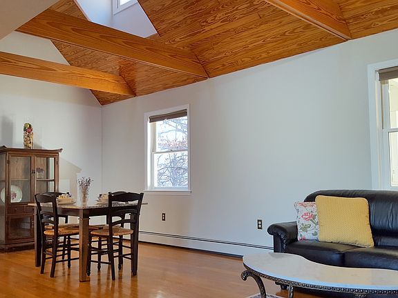 4th image of 690 Sunshine Farm Ln