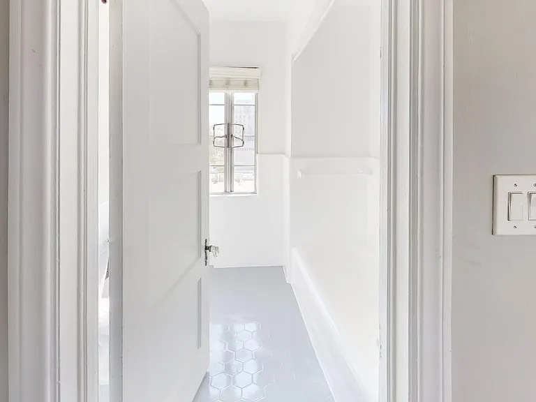 Chateau Nob Hill Apartments — Photo 14