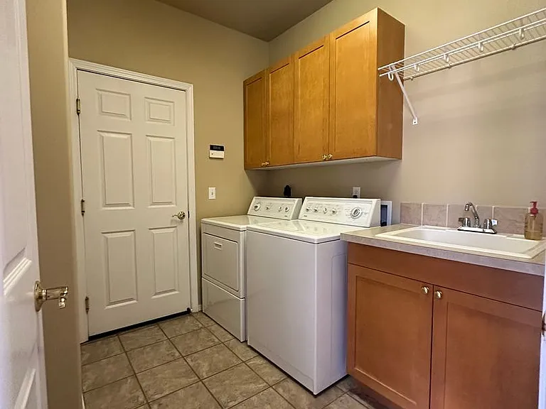 946 Briarwood Dr — Photo 3