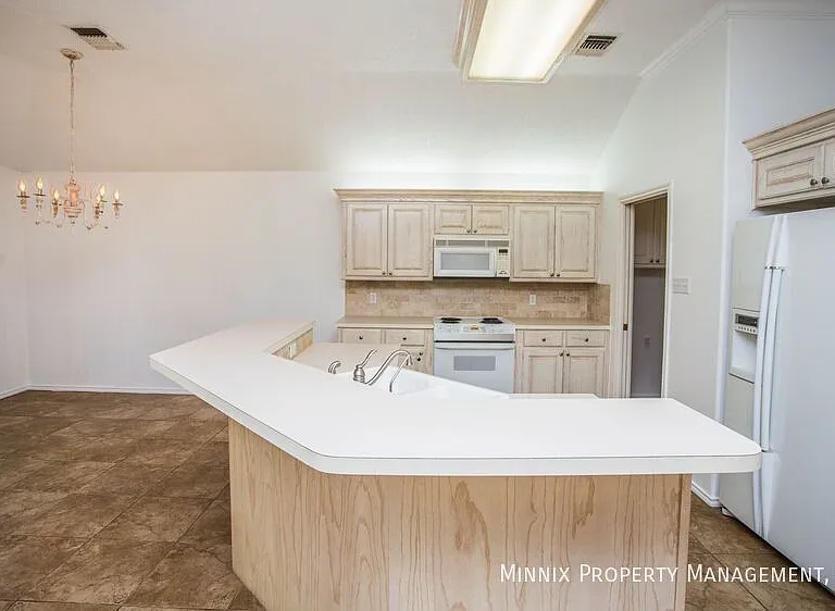 3305 103rd St — Photo 31
