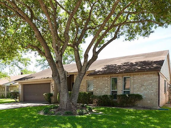 BEAUTIFUL ALL BRICK HOME IN ESTABLISHED NEIGHBORHOOD!