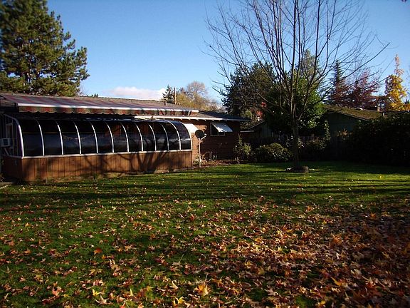 Looking toward sunroom