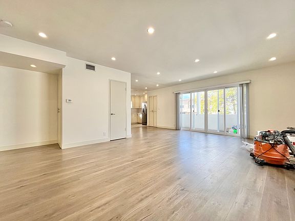 3rd image of 922 S Shenandoah St #2A
